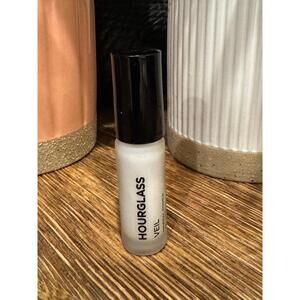 Hourglass veil primer